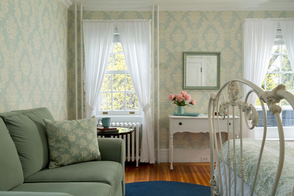 Room 4 Estate Queen Room
